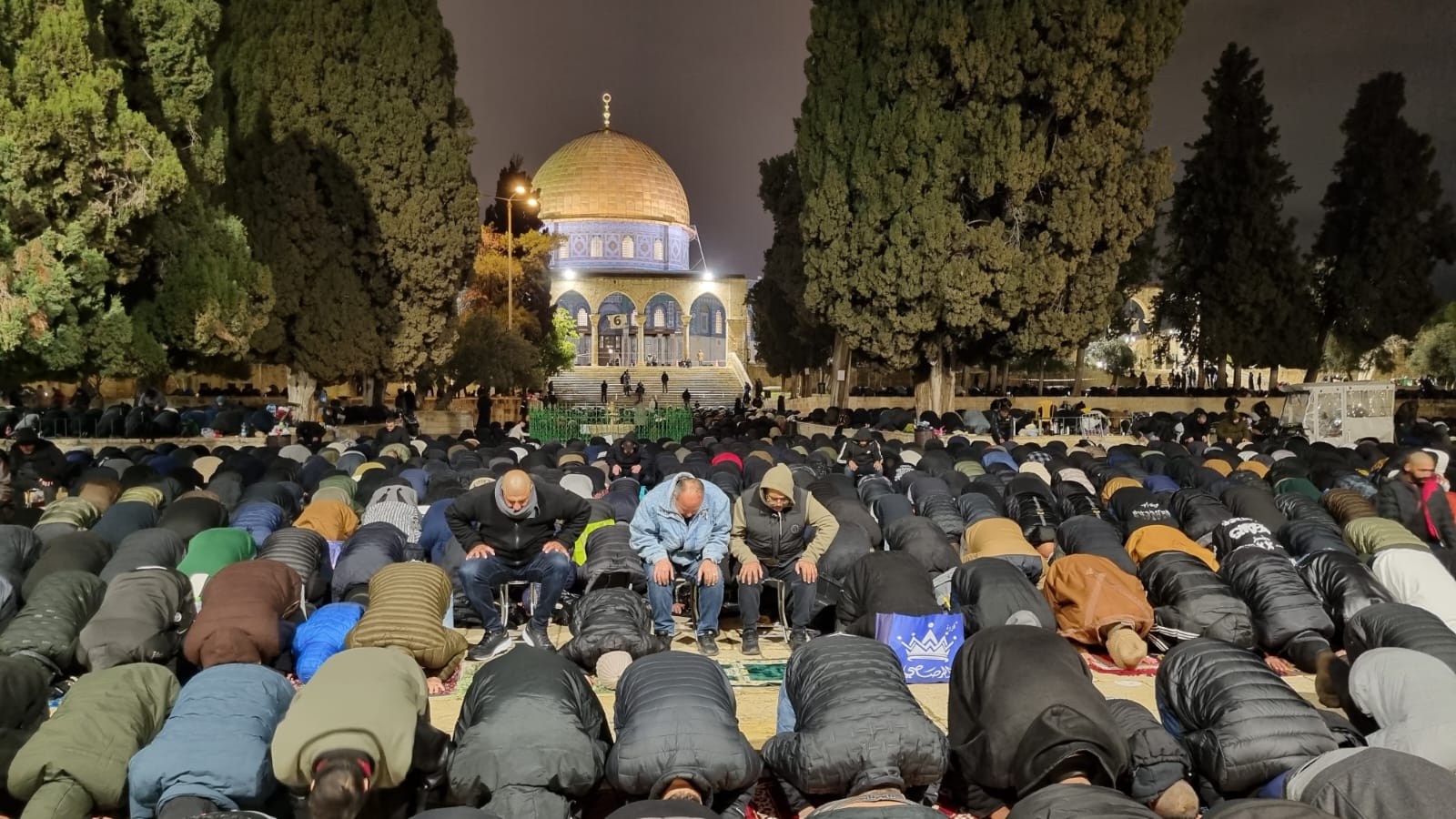 عشرات الآلاف يؤدون العشاء والتراويح في المسجد الأقصى