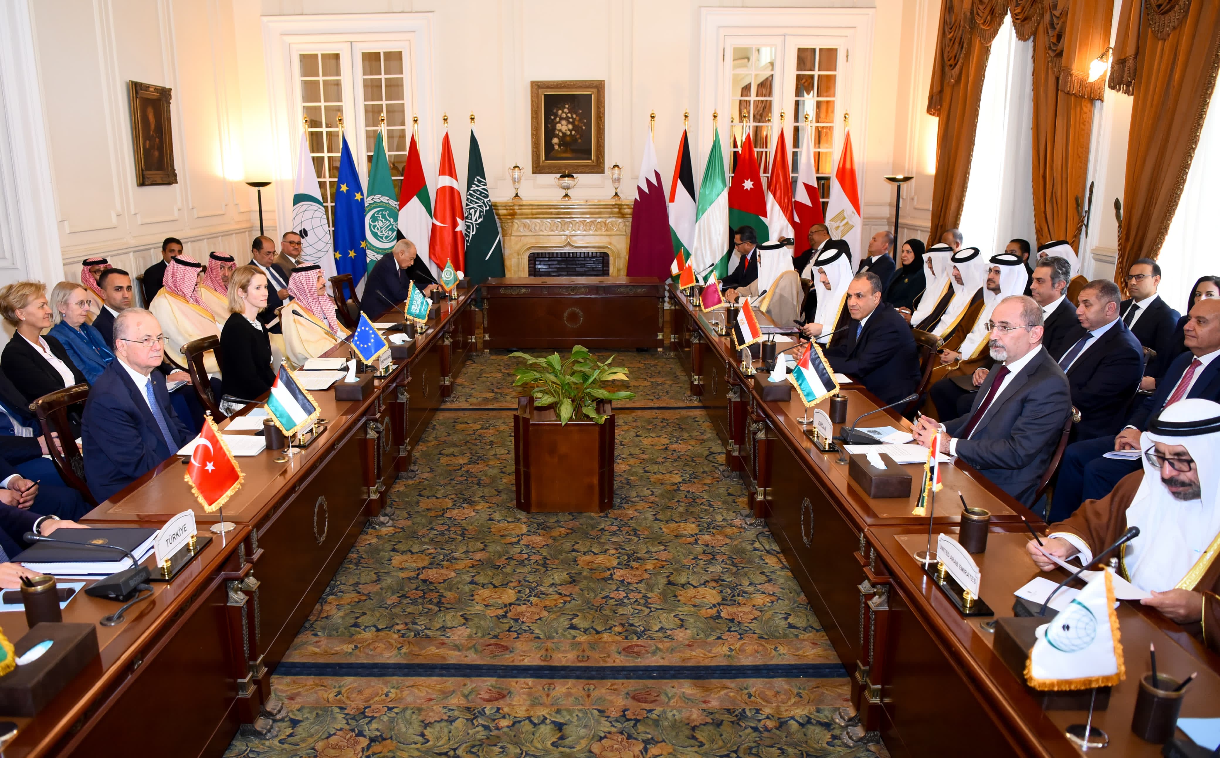 اللجنة الوزارية العربية الإسلامية تؤكد رفض نقل أو تهجير الشعب الفلسطيني