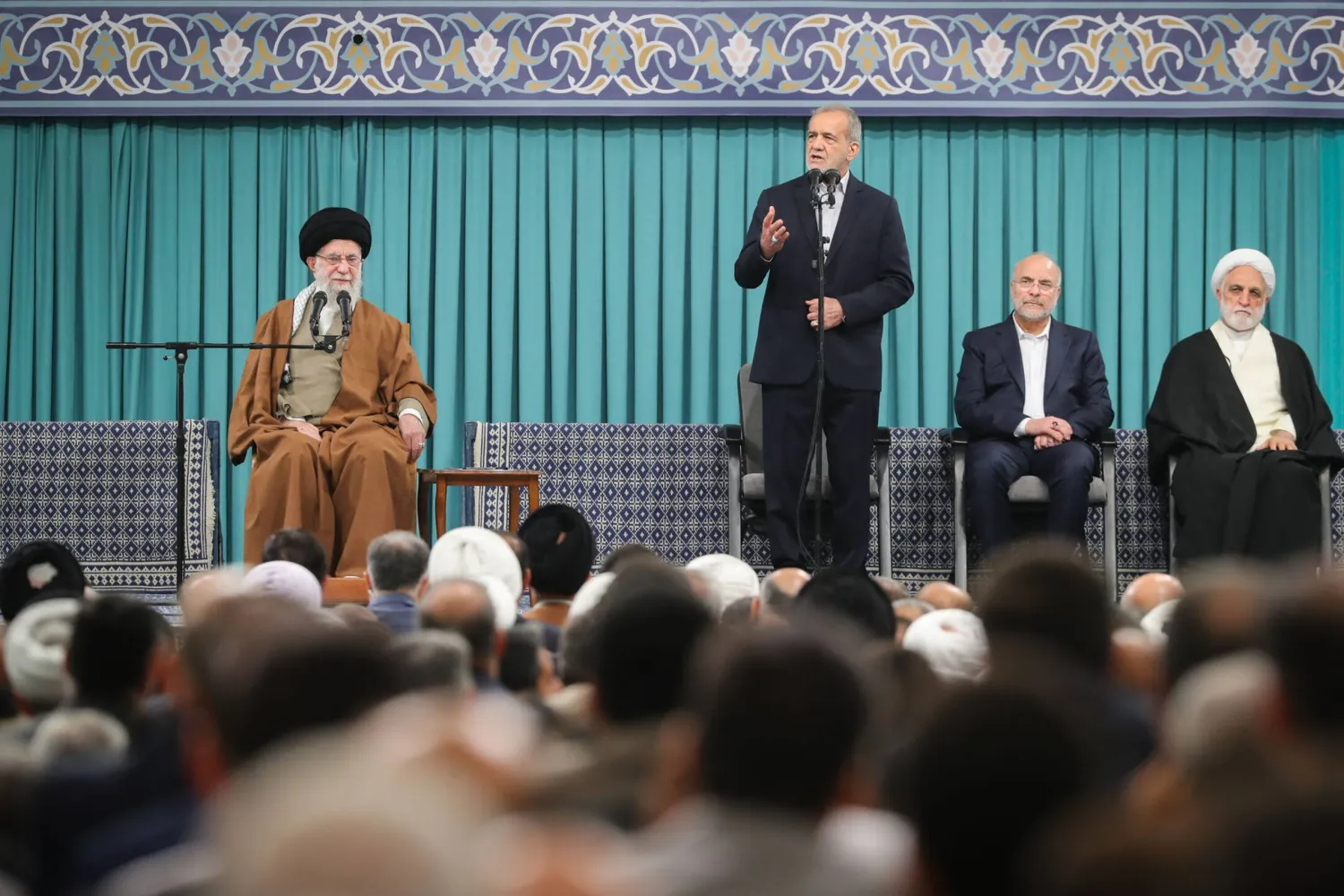 خامنئي يتوعد ترامب... ويخشى اضطرابات داخلية