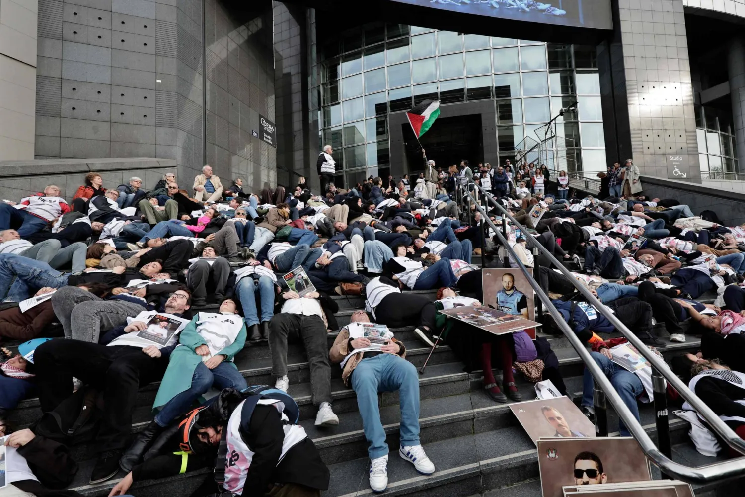 مئات المتظاهرين في فرنسا احتجاجا على مقتل صحافيين في غزة