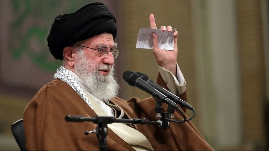 إيران تنفي تراجع خامنئي عن موقفه من التفاوض مع واشنطن