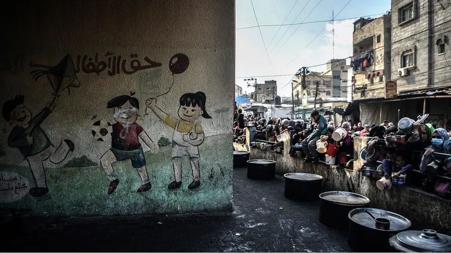 هآرتس: حكومة نتنياهو ترتكب جريمة بحق البشر بتجويع سكان غزة