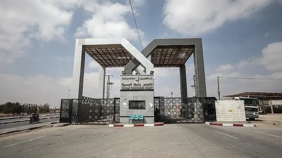 حشود شعبية مصرية تتجه إلى معبر رفح تزامنا مع زيارة ماكرون للعريش