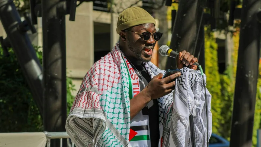 خوفاً على سلامته.. طالب مناصر للفلسطينيين يعتزم مغادرة أميركا