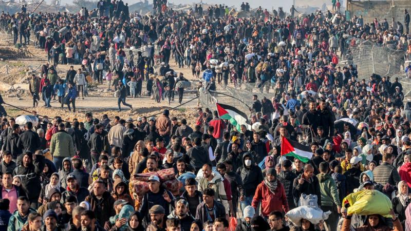 تقرير: "رسائل مخابراتية وإغراءات مالية"... إسرائيل تضغط لتهجير الغزيين