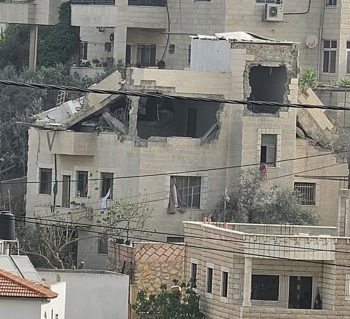الاحتلال يفجر منزل الشهيد مجاهد منصور في دير ابزيع غرب رام الله
