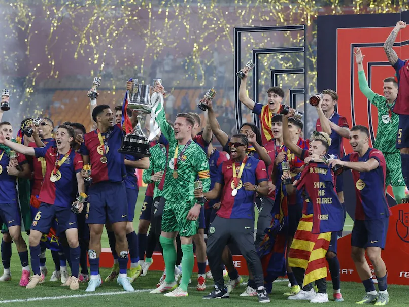 برشلونة يتوج بلقب كأس ملك إسبانيا بفوز مثير على ريال مدريد