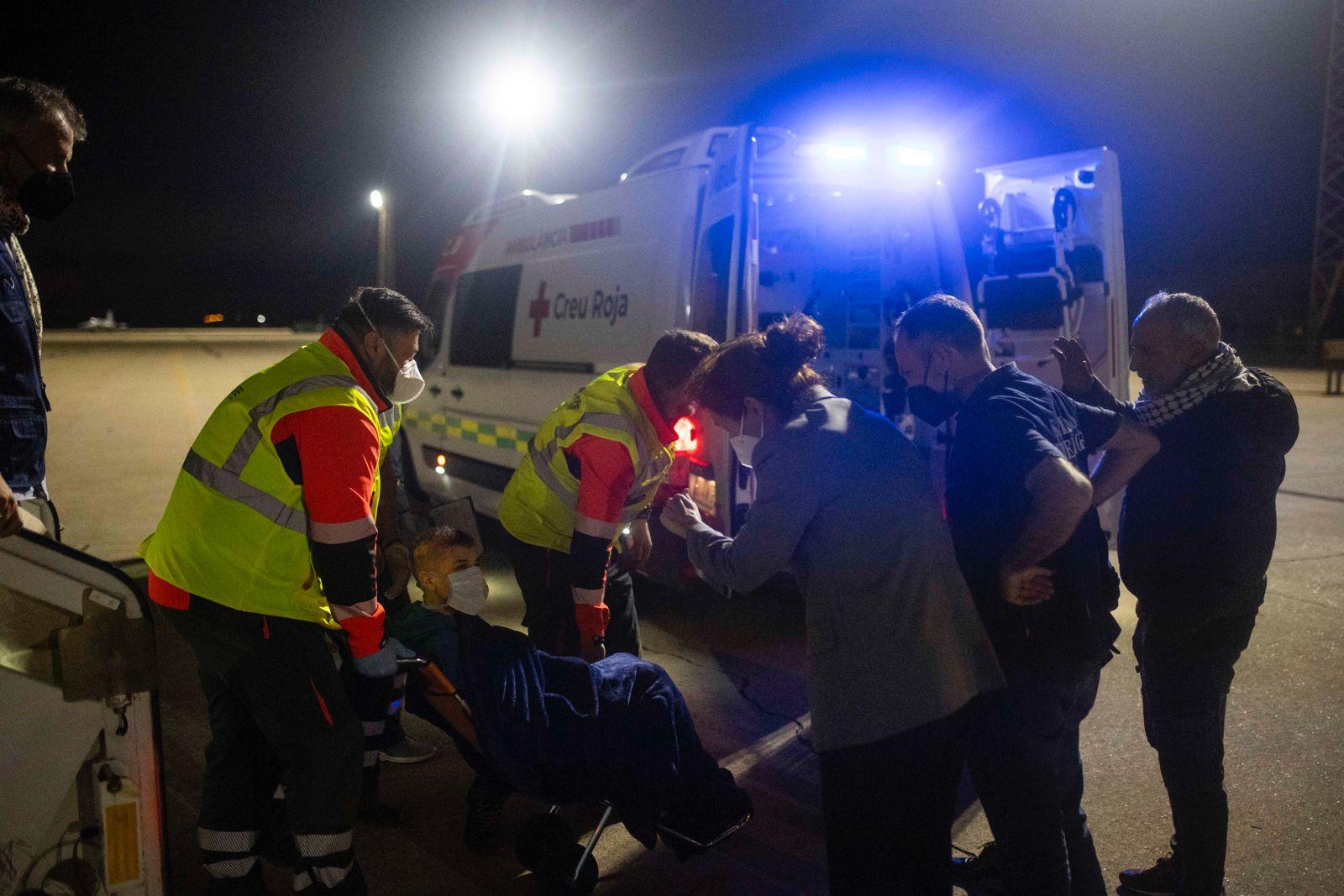 وصول 13 طفلا من قطاع غزة مصاباً بالسرطان للعلاج في اسبانيا