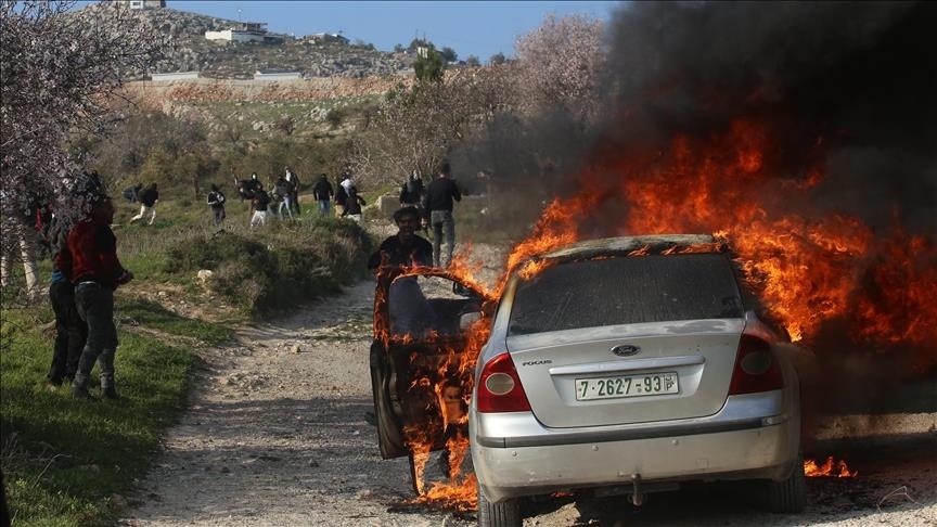 مستوطنون إسرائيليون يحرقون ممتلكات فلسطينيين وسط الضفة
