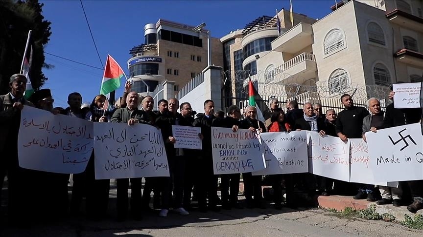 عشرات الفلسطينيين ينددون بدعم ألمانيا لإسرائيل عسكريا وسياسيا