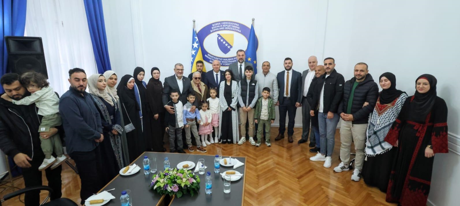 وزير خارجية البوسنة يستقبل عددا من حاملي الجنسية البوسنية الذين تم إجلاؤهم من غزة