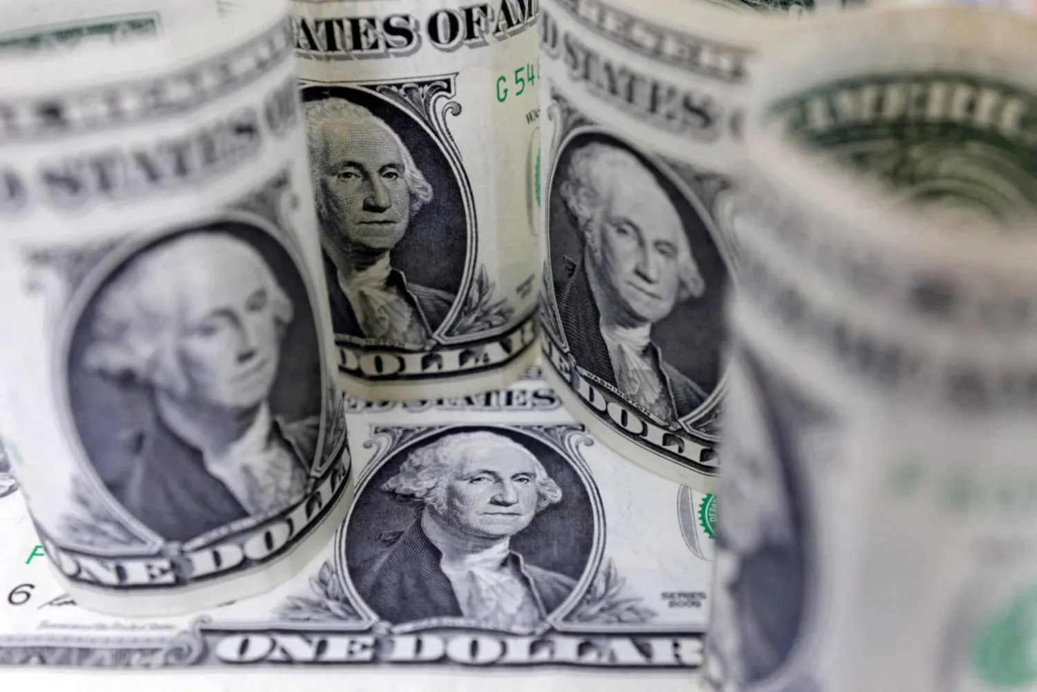 الدولار يرتفع لأكبر مكاسب أسبوعية منذ أكثر من شهر