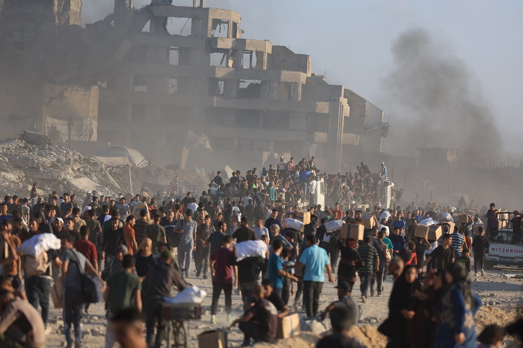 "هآرتس": الجيش أوعز بإطلاق النار على منتظري المساعدات في غزة