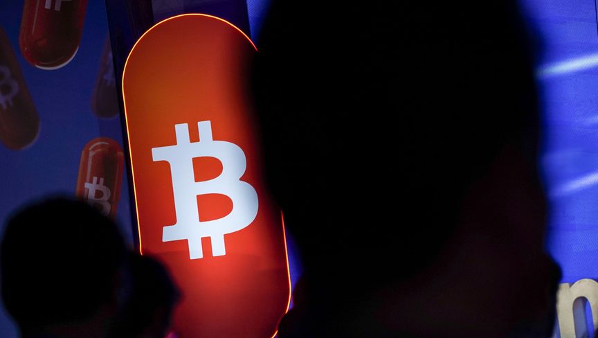 خيارات "بتكوين" تكشف مخاوف من هبوط سعرها إلى 100 ألف دولار