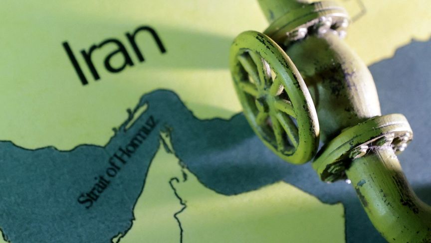 النفط يقلص المكاسب بعد ارتفاعه جراء القصف الأميركي على إيران