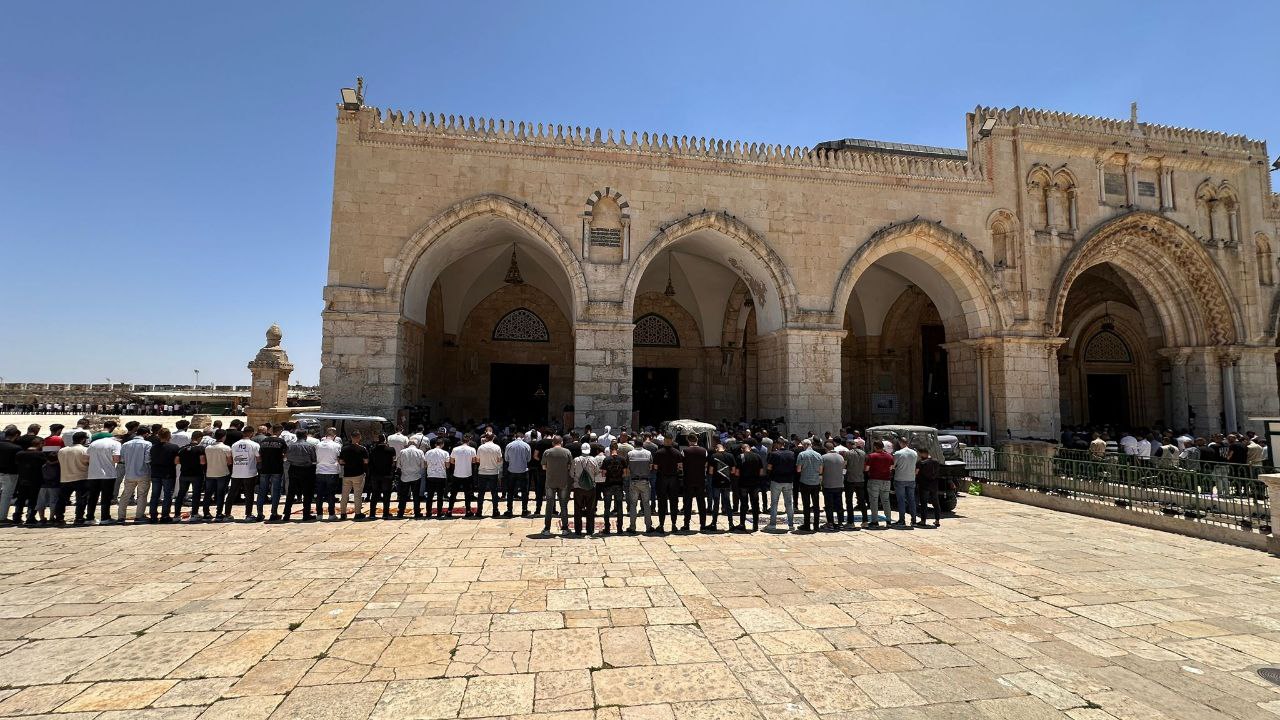 45 ألفا يؤدون صلاة الجمعة في المسجد الأقصى