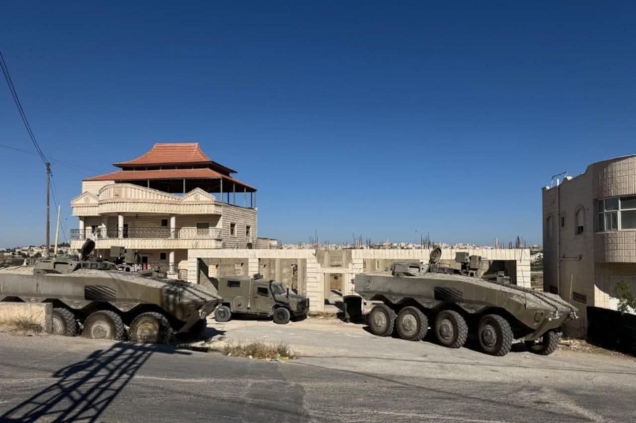 وسط عمليات تنكيل.. الاحتلال يُحول عدة منازل لثكنات عسكرية في الخليل