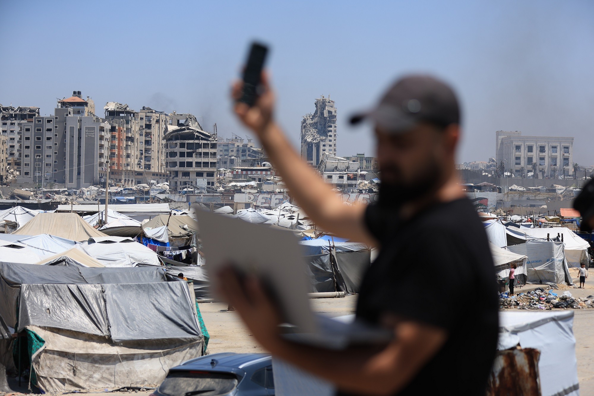 انقطاع خدمات الإنترنت والاتصالات وسط وجنوب غزة