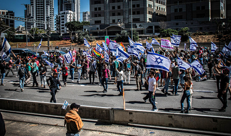 عائلات أسرى تُغلق شارع "أيالون" في تل أبيب: "نتنياهو يُفشل الاتفاق"