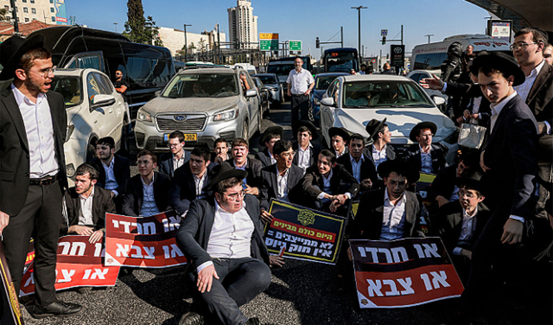 حريديون يغلقون شوارع رئيسية احتجاجًا على اعتقال متخلّفين عن الخدمة