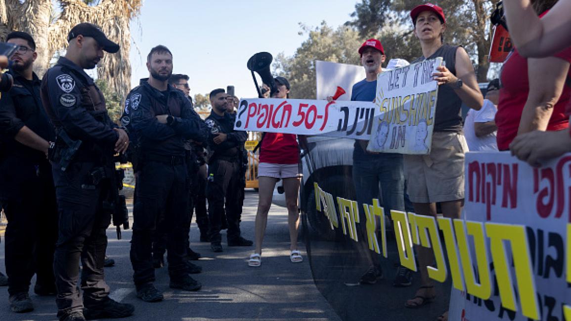 متظاهرون بمستوطنة محاذية لغزة يتهمون نتنياهو بالإخفاق في 7 أكتوبر