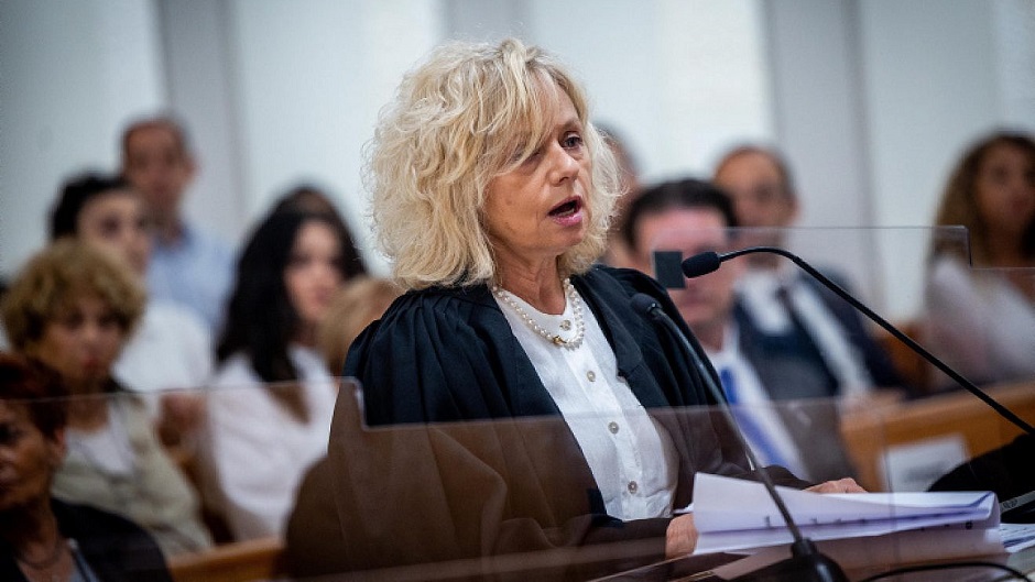 المستشارة القضائية تطالب بوقف قرار إقالتها: سياسي وغير قانوني