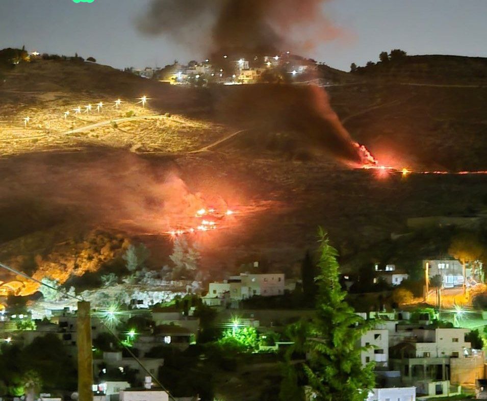 إصابة مواطنين في هجوم للمستوطنين على صوريف في الخليل