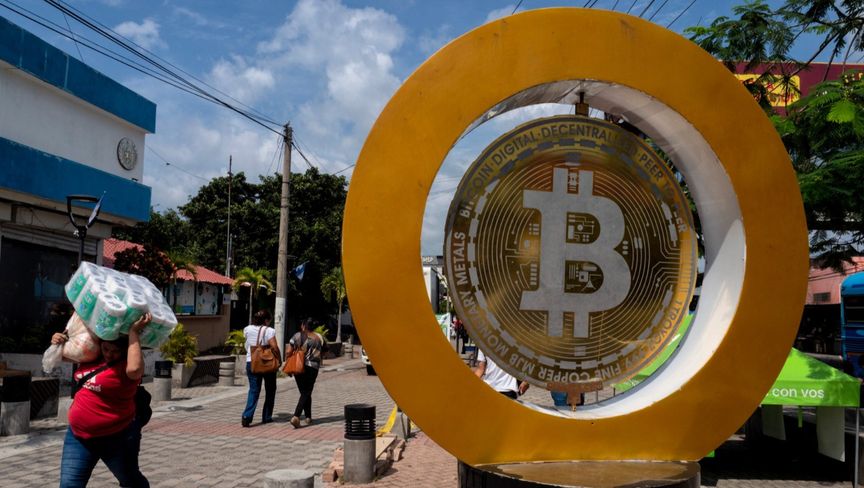 سعر بتكوين يتراجع بفعل جني الأرباح بعد ارتفاع قياسي