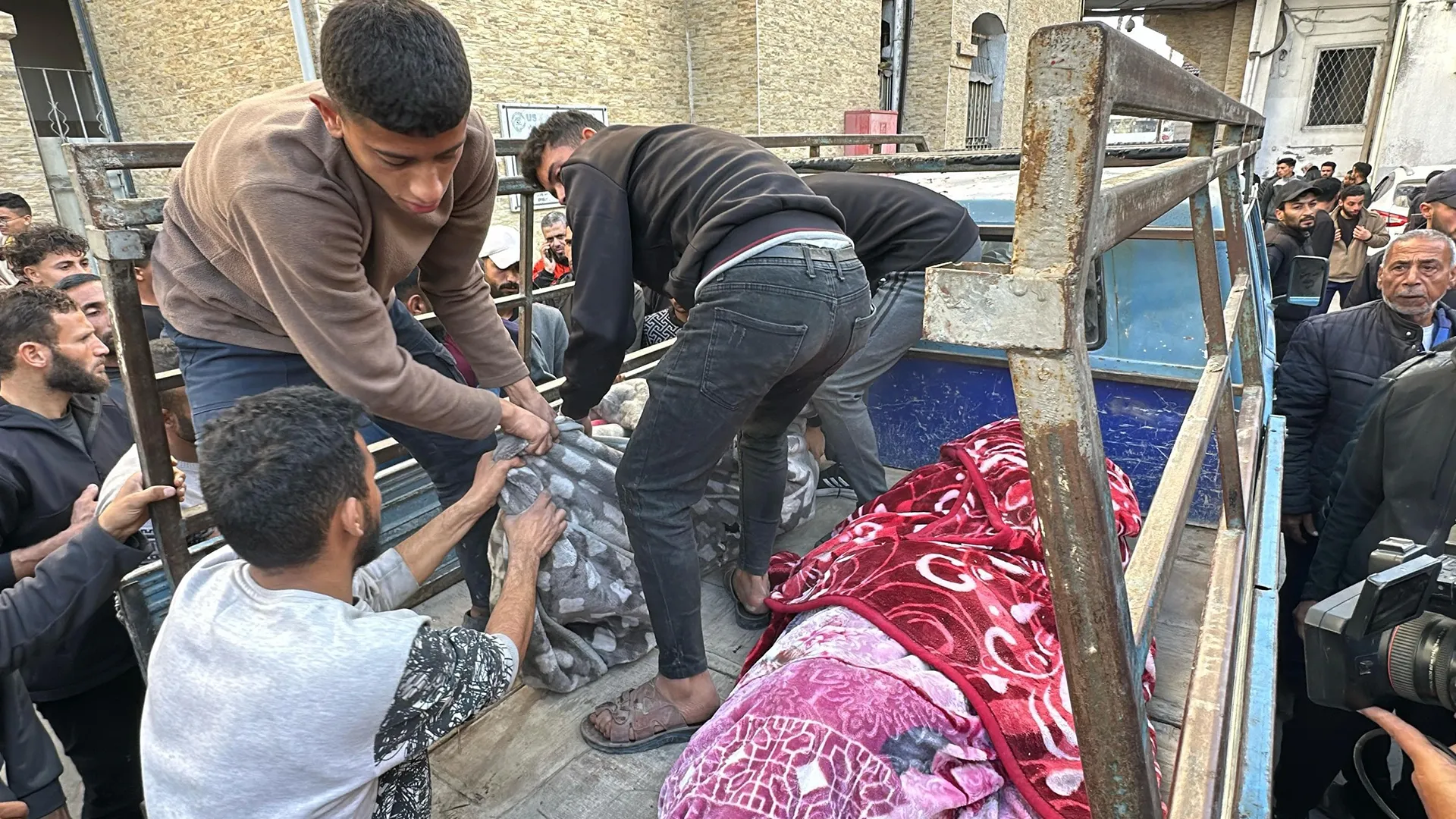 حرب الإبادة: 31 شهيدا في قصف ونيران الاحتلال منذ فجر اليوم في قطاع غزة