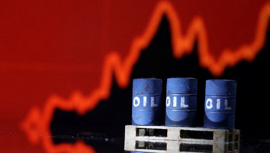 بلومبرغ: سعر النفط عرضة لمزيد من الهبوط إذا زاد "أوبك+" الإنتاج مجدداً