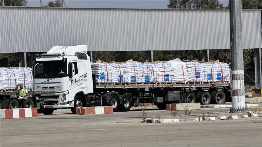 اعتراف إسرائيلي بإتلاف 1000 شاحنة مساعدات