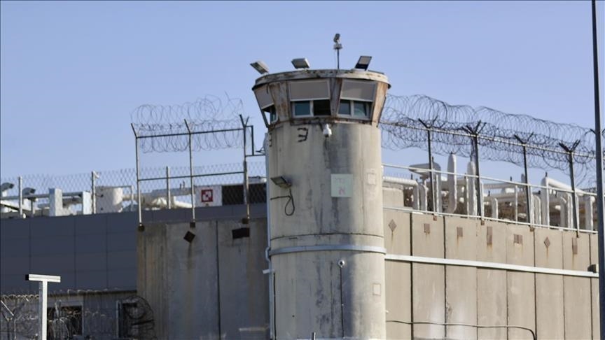 إصابة معتقل فلسطيني بشلل جزئي جراء التعذيب بسجون إسرائيل