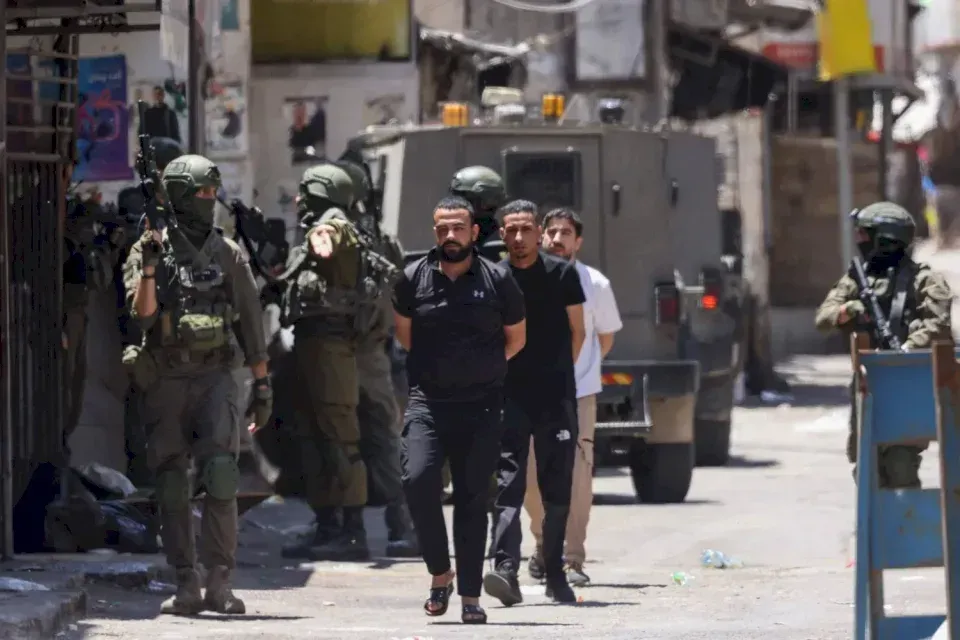 استشهاد فتى في عرابة واقتحامات واعتقالات متواصلة في الضفة الغربية