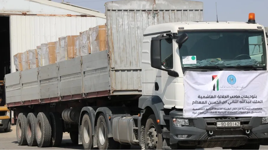 الأردن يعلن انطلاق 50 شاحنة مساعدات إلى غزة بالتنسيق مع المطبخ العالمي وWFP