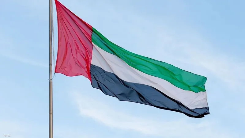 تحرّك إماراتي ينقذ حياة 22 بحارًا بعد استهداف سفينة بريطانية