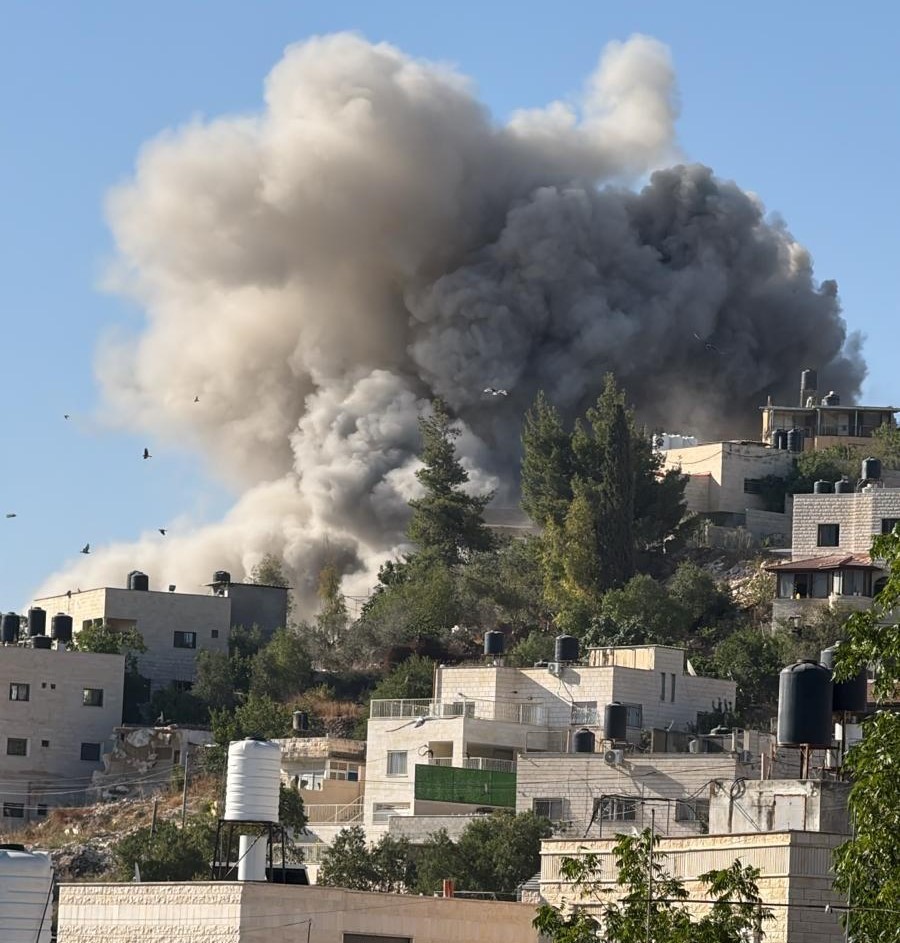 الاحتلال يفجر ثلاثة منازل للشهداء لحلوح ونزال وزكارنة في بلدة قباطية جنوب جنين