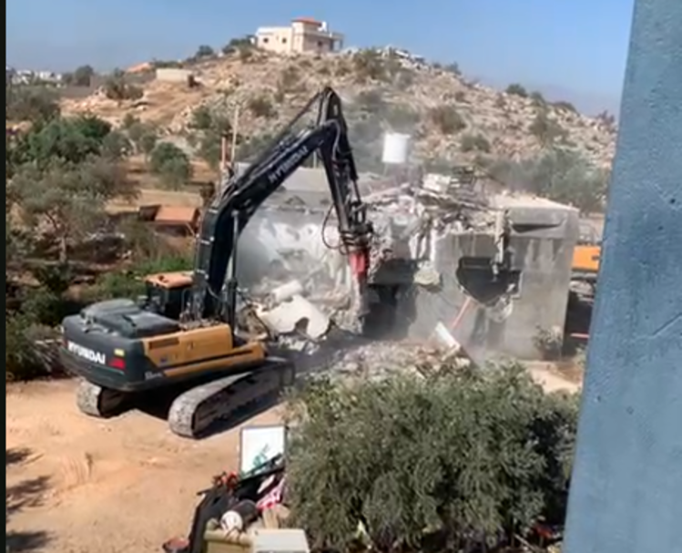 الاحتلال يهدم أربعة منازل وبركسين في شقبا شمال غرب رام الله