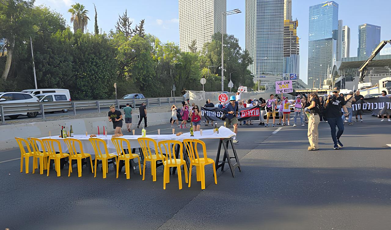 متظاهرون إسرائيليون يغلقون شارع 6 ومسالك "أيالون" للمطالبة بصفقة وإنهاء حرب غزة