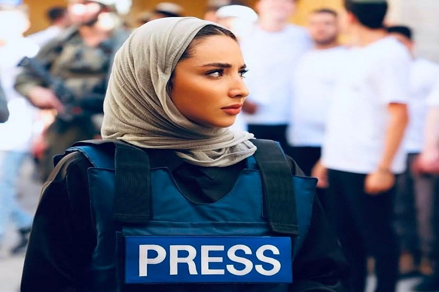 قوات الاحتلال تعتقل صحفية من بلدة بيت أمر