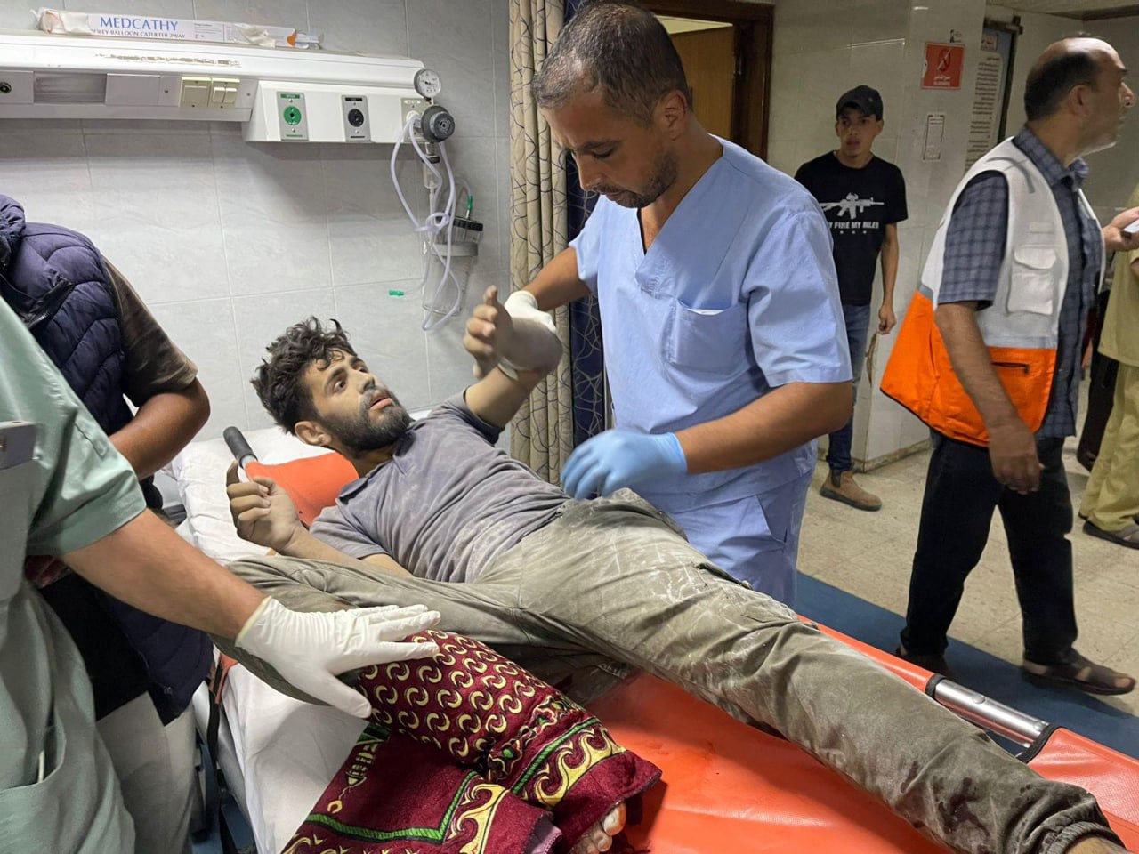 شهيد و3 إصابات جراء استهداف مقر جمعية الهلال الأحمر في خان يونس