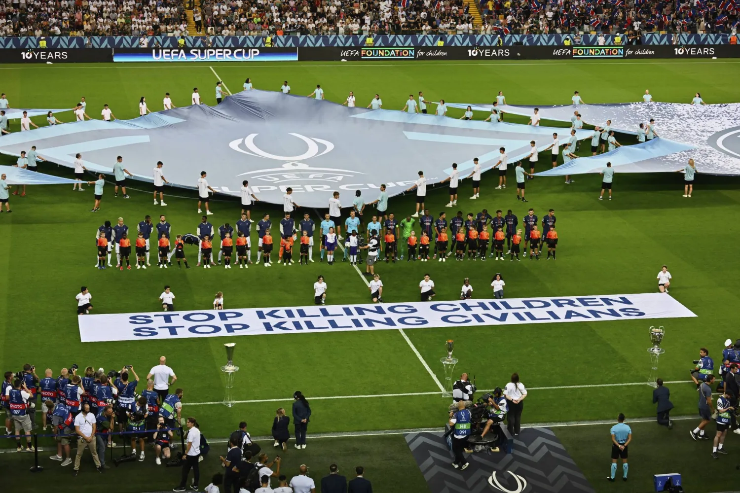 "يويفا" يرفع صوت غزة في "السوبر الأوروبي": أوقفوا قتل الأطفال والمدنيين