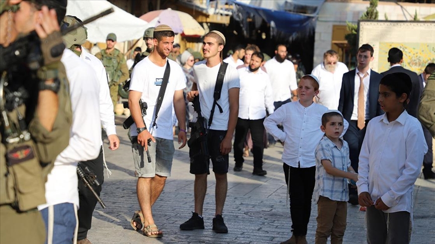 مستوطنون إسرائيليون يستولون على منزل فلسطيني بالخليل