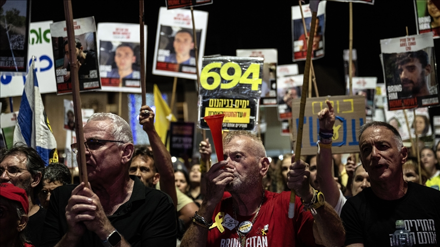 إسرائيليون يقطعون الطريق بين تل أبيب والقدس للمطالبة بإعادة الأسرى